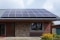 Fotovoltaikus modulok egy ház tetején